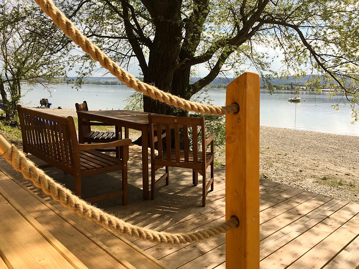 Banc et table au bord du Gnadensee dans la lumière du matin