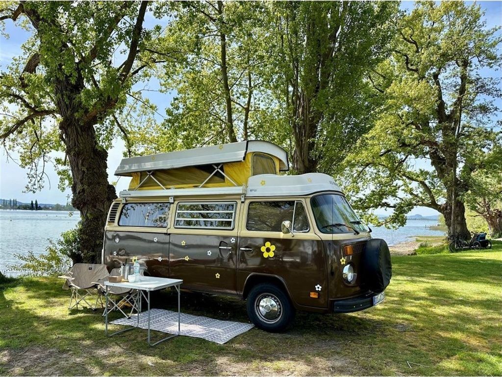 VW-busje met tafel en stoelen aan het water van de Gnadensee