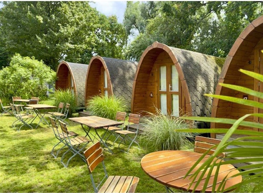 Huisje met zitgedeelte met stoelen ervoor in het Vissersdorp