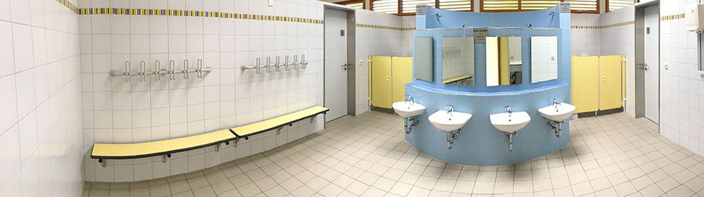 Kinderbad mit kindgerechten Waschbecken im Sanitärgebäude