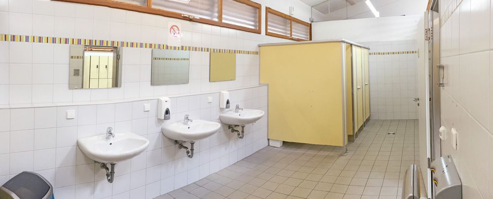 Waschraum für Erwachsene im Sanitärgebäude