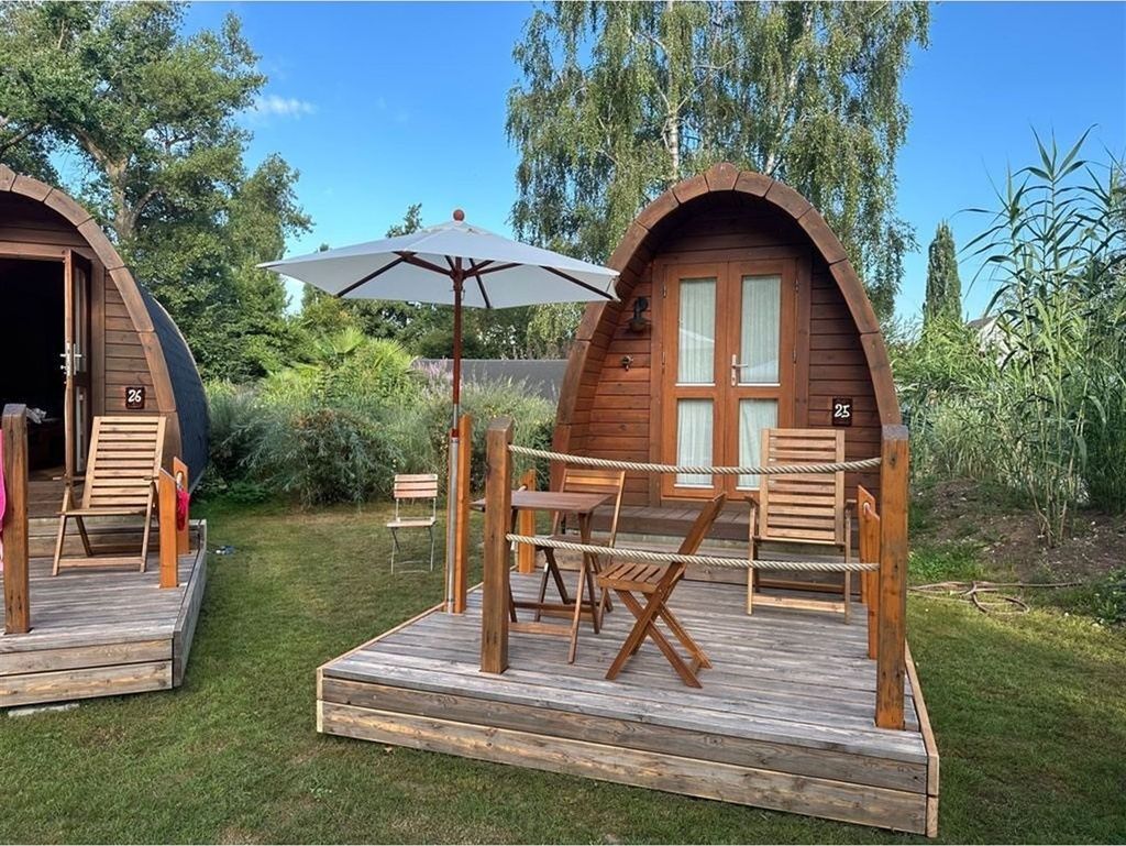Hütte mit Terrasse im Schilfgarten