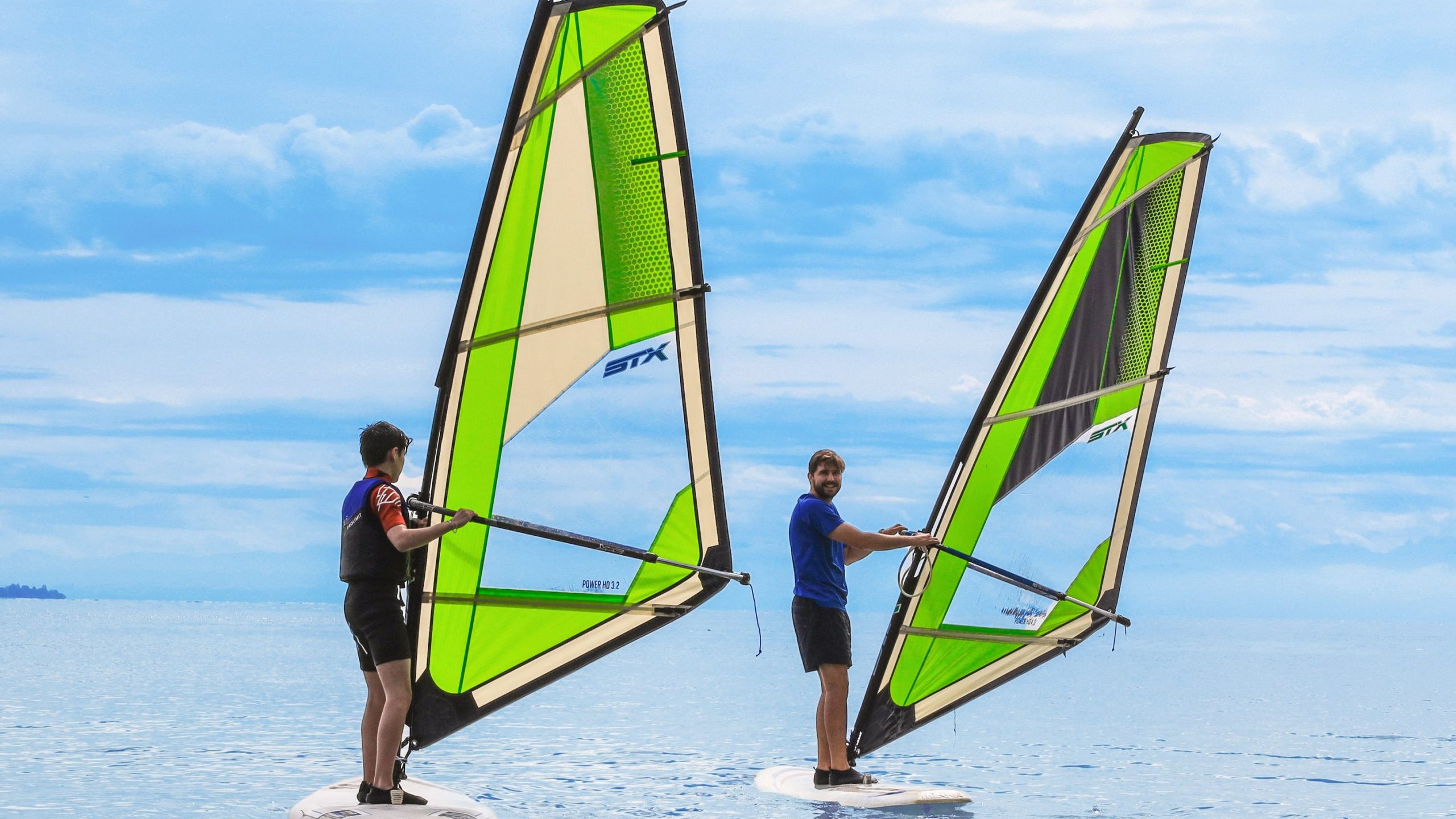 Zwei Surfer auf dem Untersee vor Allensbach