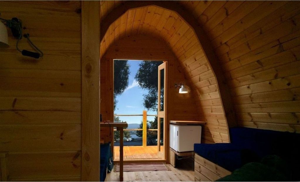 Innenraum des Waldschlösschens mit offener Tür zum See