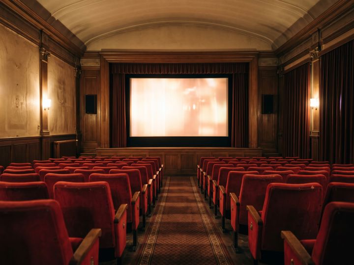 Image d’illustration : Petite salle de cinéma aux fauteuils de velours rouge