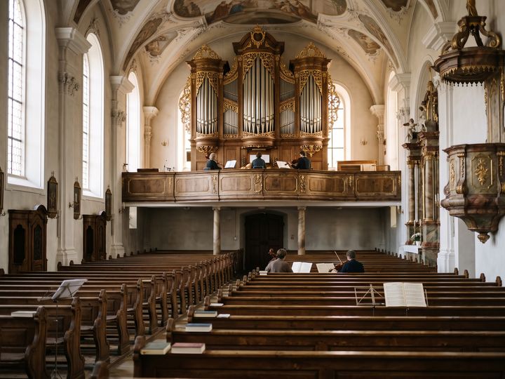 Image d’illustration : Église baroque de village avec orgue et bancs en bois