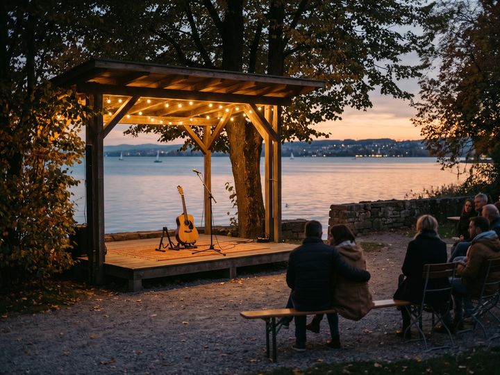 Image d’illustration : Petite scène en plein air au bord du lac avec une guitare et des guirlandes au crépuscule