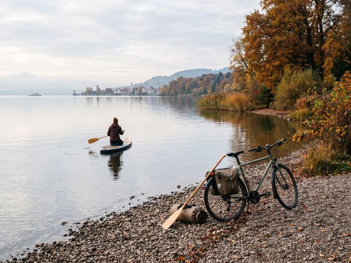 Image d’illustration : Paddle et vélo sur la plage de galets du lac de Constance