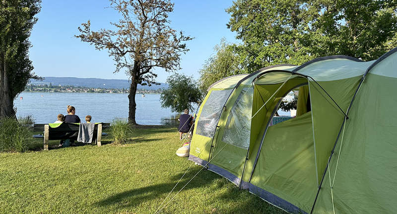 Ausblick über die Zeltwiese Richtung Südwesten über den Gnadensee auf die Insel Reichenau